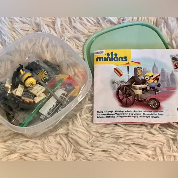 Lot MEGA BLOKS MINIONS Building Block Sets Dinosaur Ice Cream Truck Hot Dog Cart - Picture 10 of 16